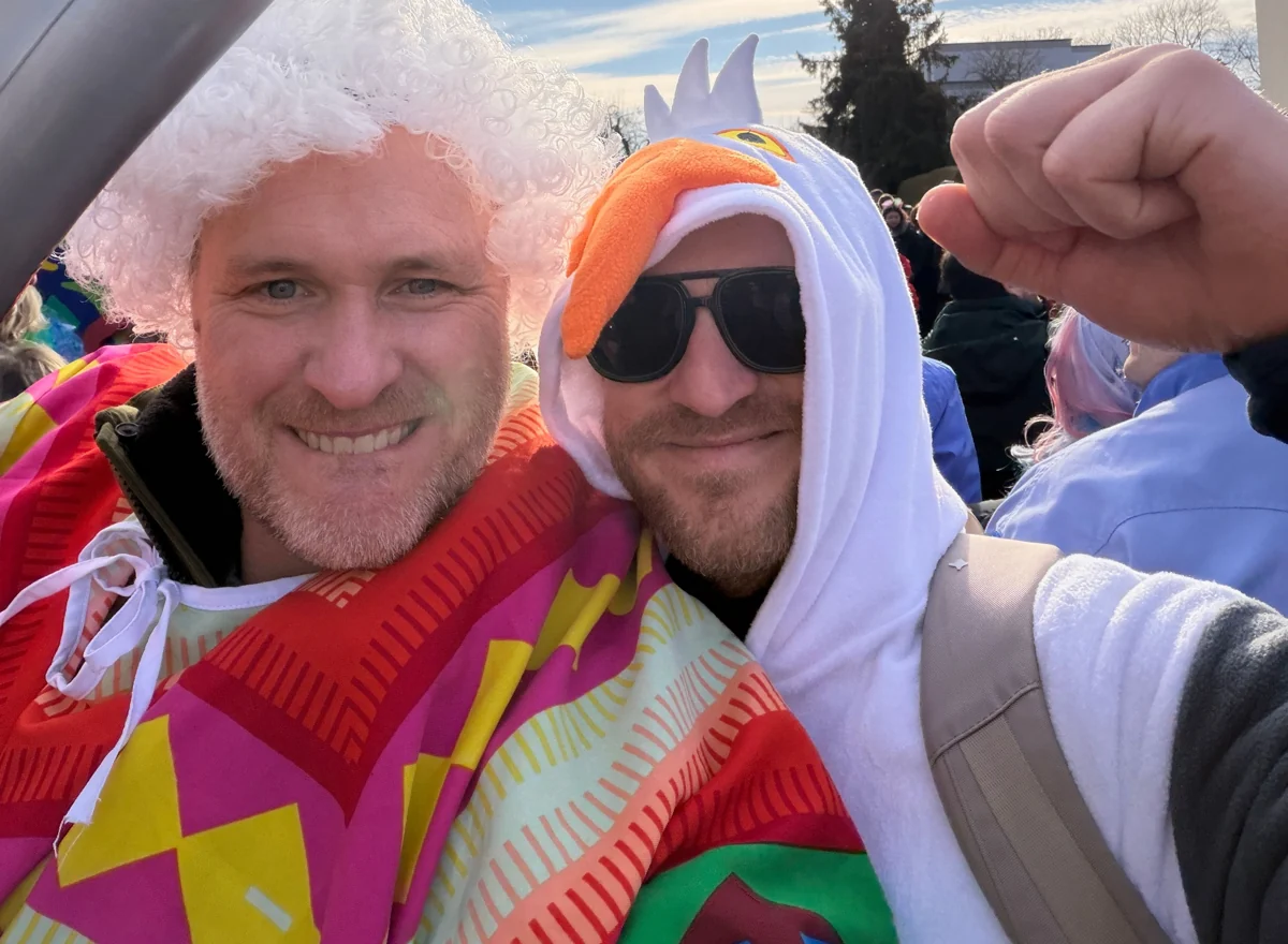 Kaspar und Christian gemeinsam und gut gelaunt in Karnevalskostümen unterwegs